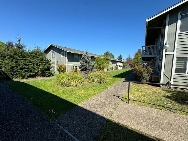 Building Photo - 2 Bedroom Upstairs apartment For Rent Loca...
