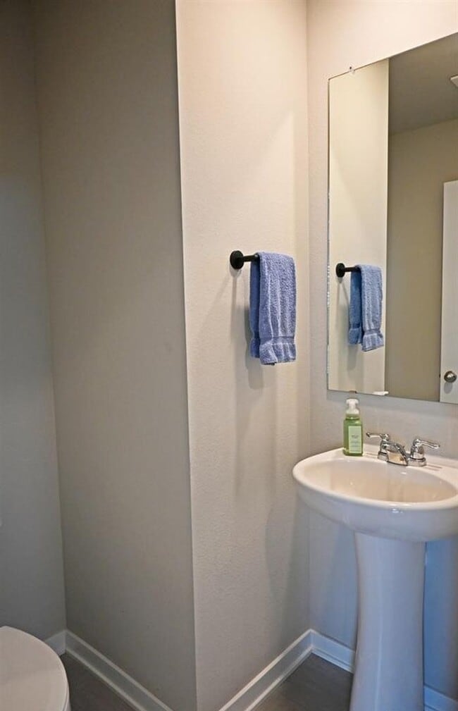 Building Photo - Spacious Elegance Meets Modern Comfort In ...