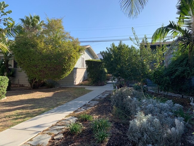 Building Photo - Adorable 2 Bedroom Cottage with Fenced yard, Washer+Dryer, Dishwasher, Reserved Parking!