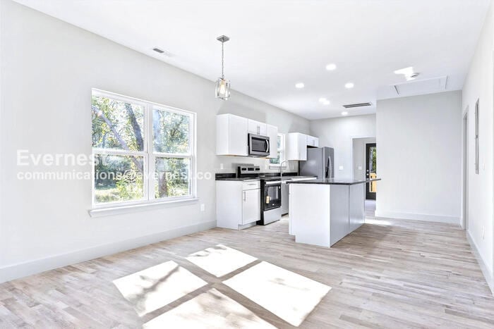 Building Photo - 1617 Roanoke Ave