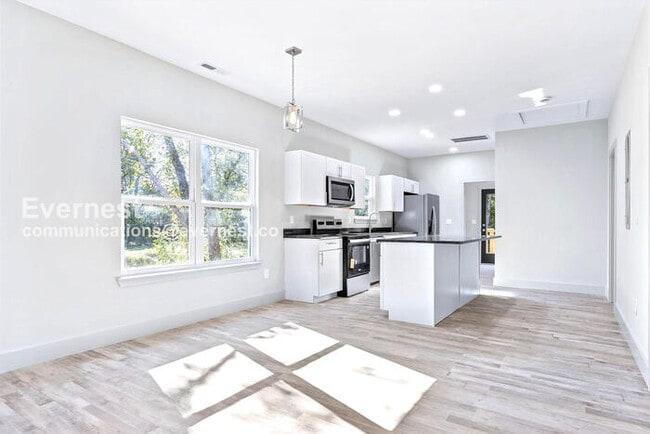 Building Photo - 1617 Roanoke Ave