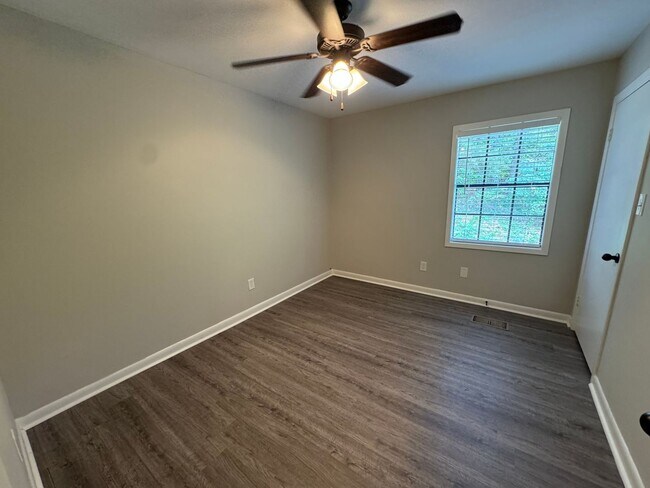 Building Photo - Excellent Location!  3 Bed 2.5 Bath Townhouse!