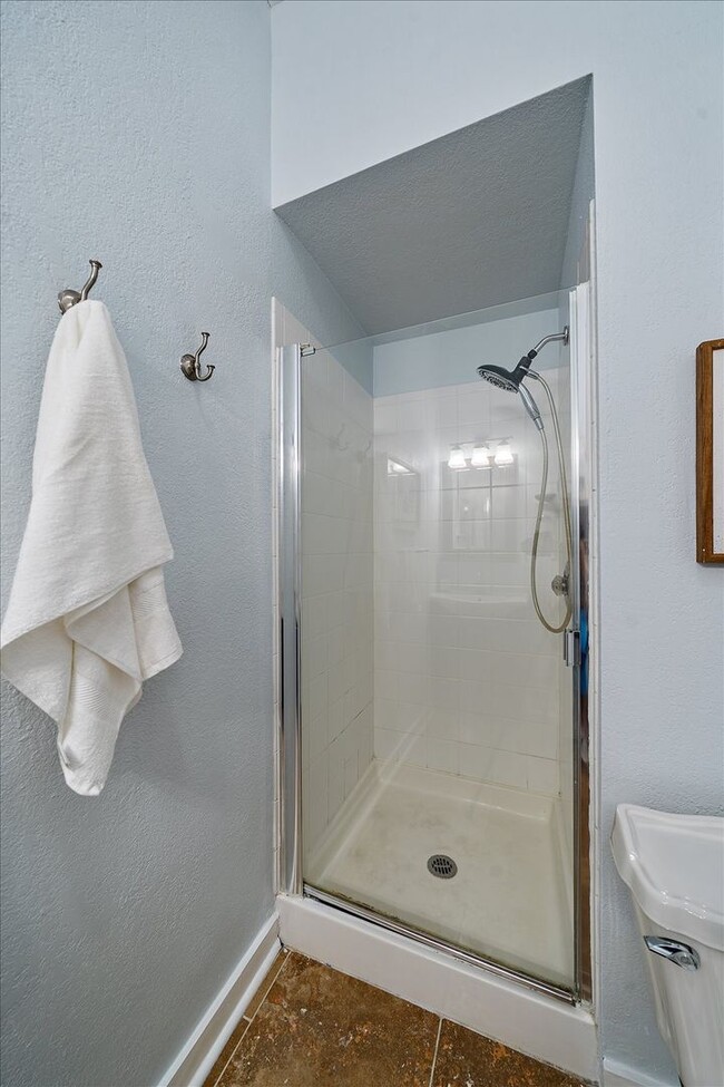 Building Photo - Uptown condo available immediately