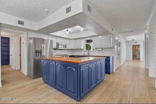 Building Photo - 5233 White Oak Dr