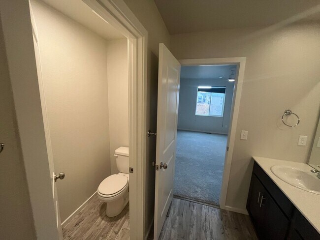 Building Photo - Beautiful 3 Bed 2.5 Bath Townhome in North East Fort Collins!