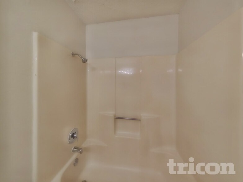 Building Photo - 820 Oak Grove Ln