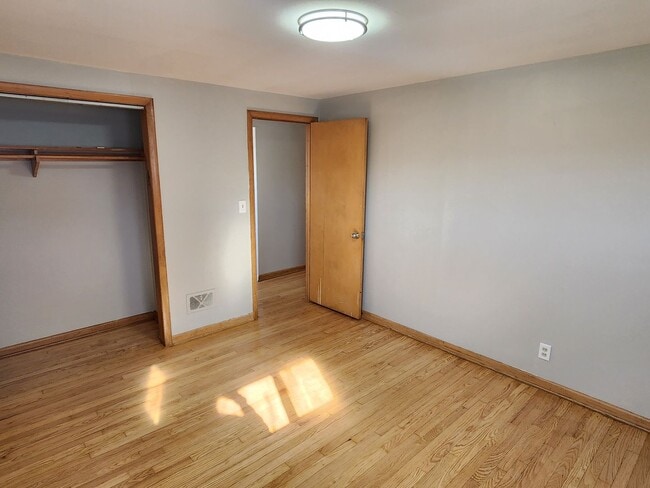 Building Photo - 2 bedroom upper