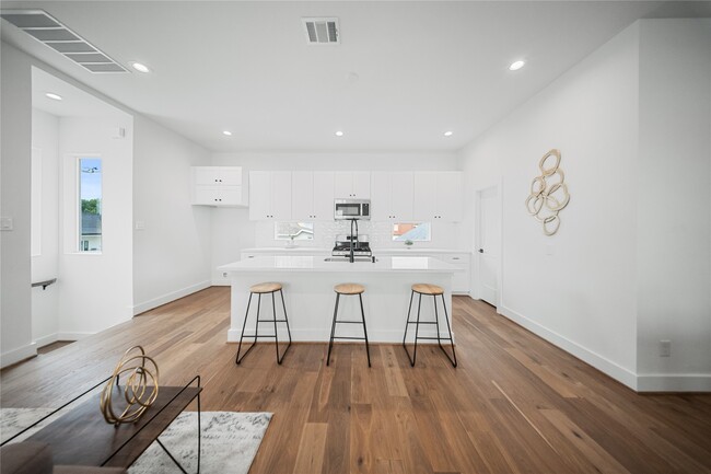 Building Photo - 1112 Hogan St