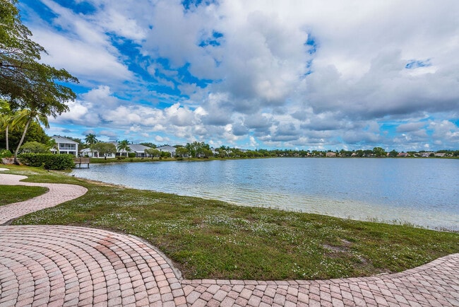 Building Photo - 1975 Oak Berry Cir