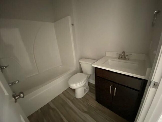 Building Photo - 3 Bedroom Brick Home with Modern Finishes!