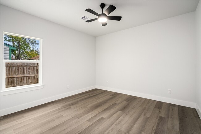 Building Photo - 8056 Meadowbrook Dr