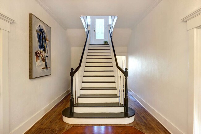 Building Photo - 306 E Victory Dr