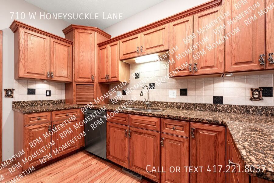 Building Photo - 710 Honeysuckle Ln