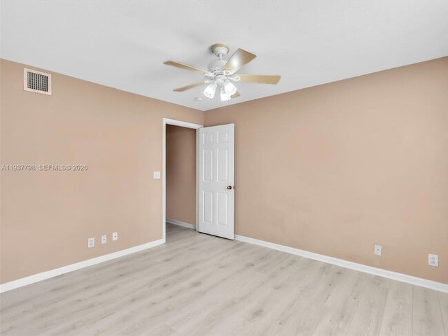 Building Photo - 3873 Tree Top Dr