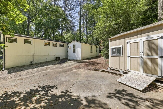 Building Photo - 2056 Abby Ln NE