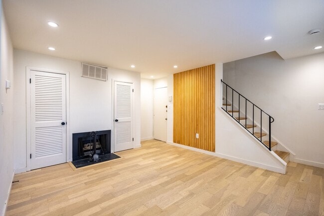Building Photo - Lovely 2 BR/1 BA 2-Level Condo in Fairlawn!