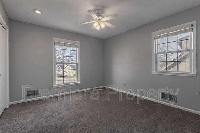 Building Photo - 1011 SW Lorman Dr