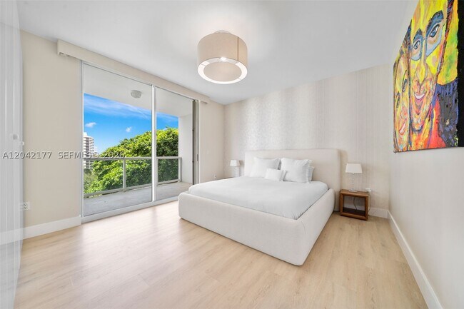 Building Photo - 2645 S Bayshore Dr