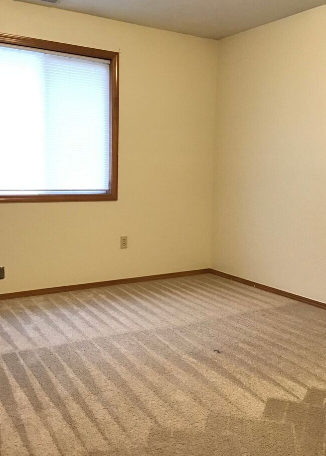 Building Photo - 3012 NE Glacier Way
