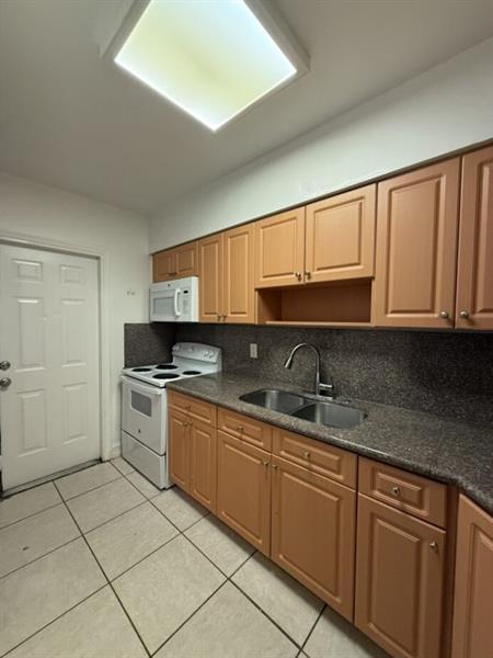 Building Photo - 3009 N Andrews Ave