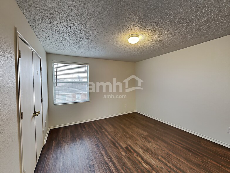 Building Photo - 16656 Jasmine Springs Dr