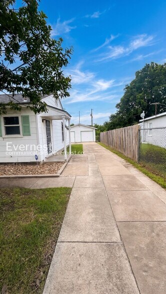 Building Photo - 118 Cravens Ave