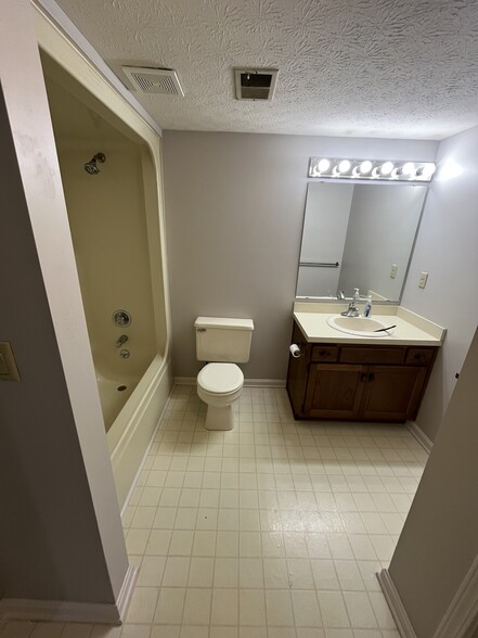 Second/ Hallway Bathroom - 1710 Charlestown New Albany Rd