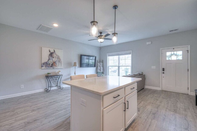 Building Photo - Like-New Modern Townhome Near Dining, Shopping, Trails & Old Hickory Lake
