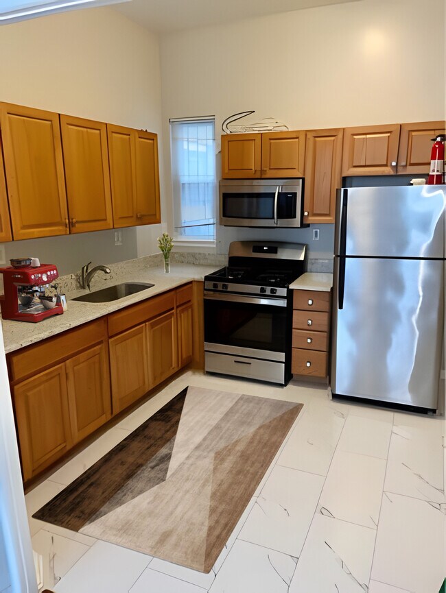 Building Photo - 1330 W Lombard St