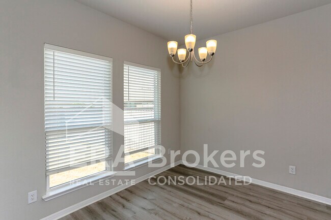 Building Photo - 4721 Highmont Dr