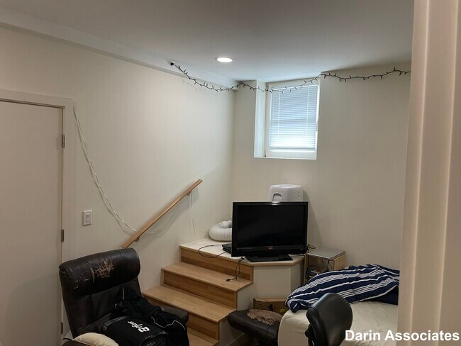 Building Photo - 37 Day St