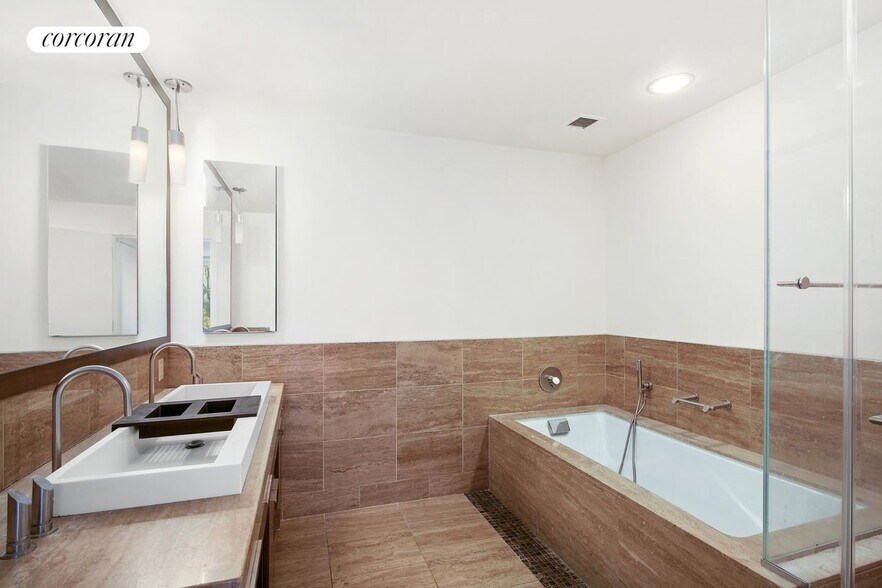 Building Photo - 250 E 53rd St