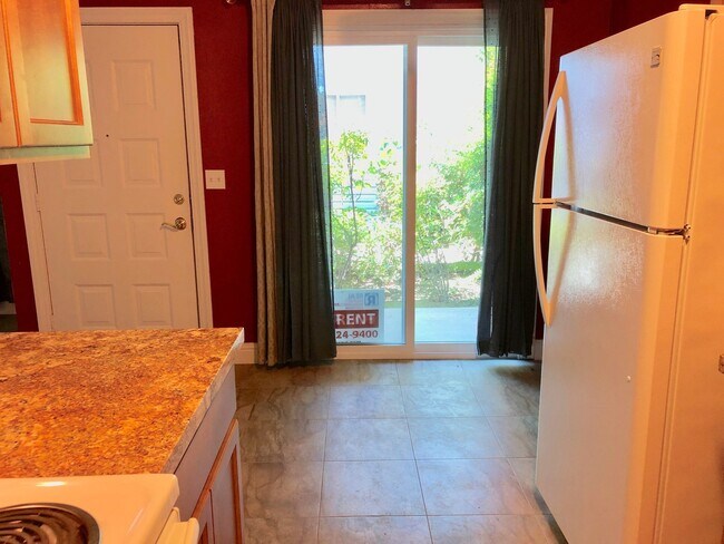 Building Photo - $1,595 Bullard & HWY 41, 2 Bedroom Condo -...