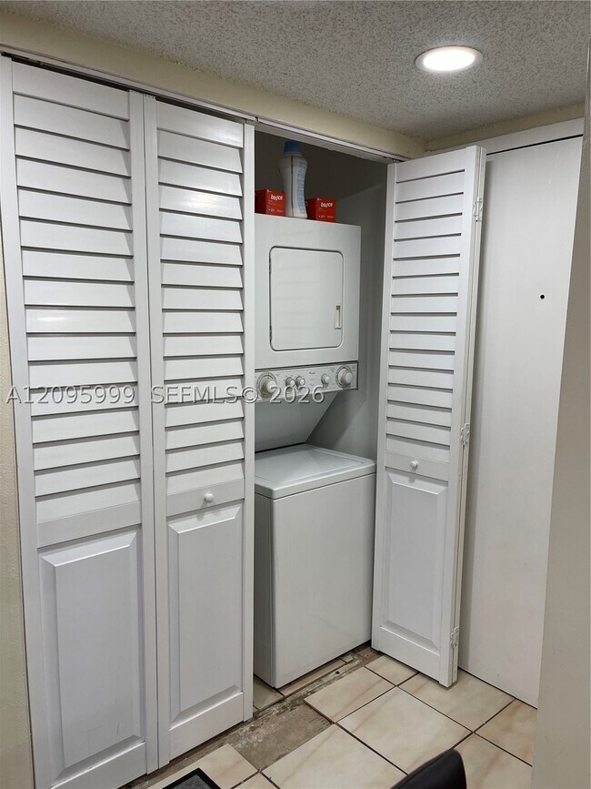 Building Photo - 1055 W 77th St