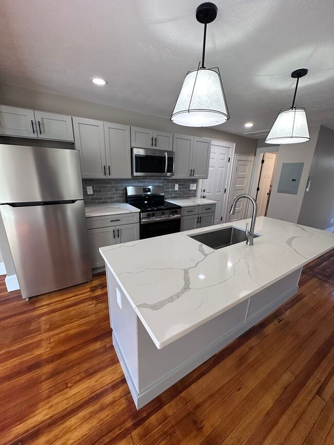 Building Photo - Village of Manlius 1 bedroom/ 1 full bathroom Apartment - Sign for just $1,000