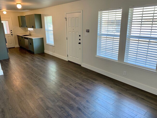 Building Photo - Remodeled & Stunning 2/1 Duplex in South A...