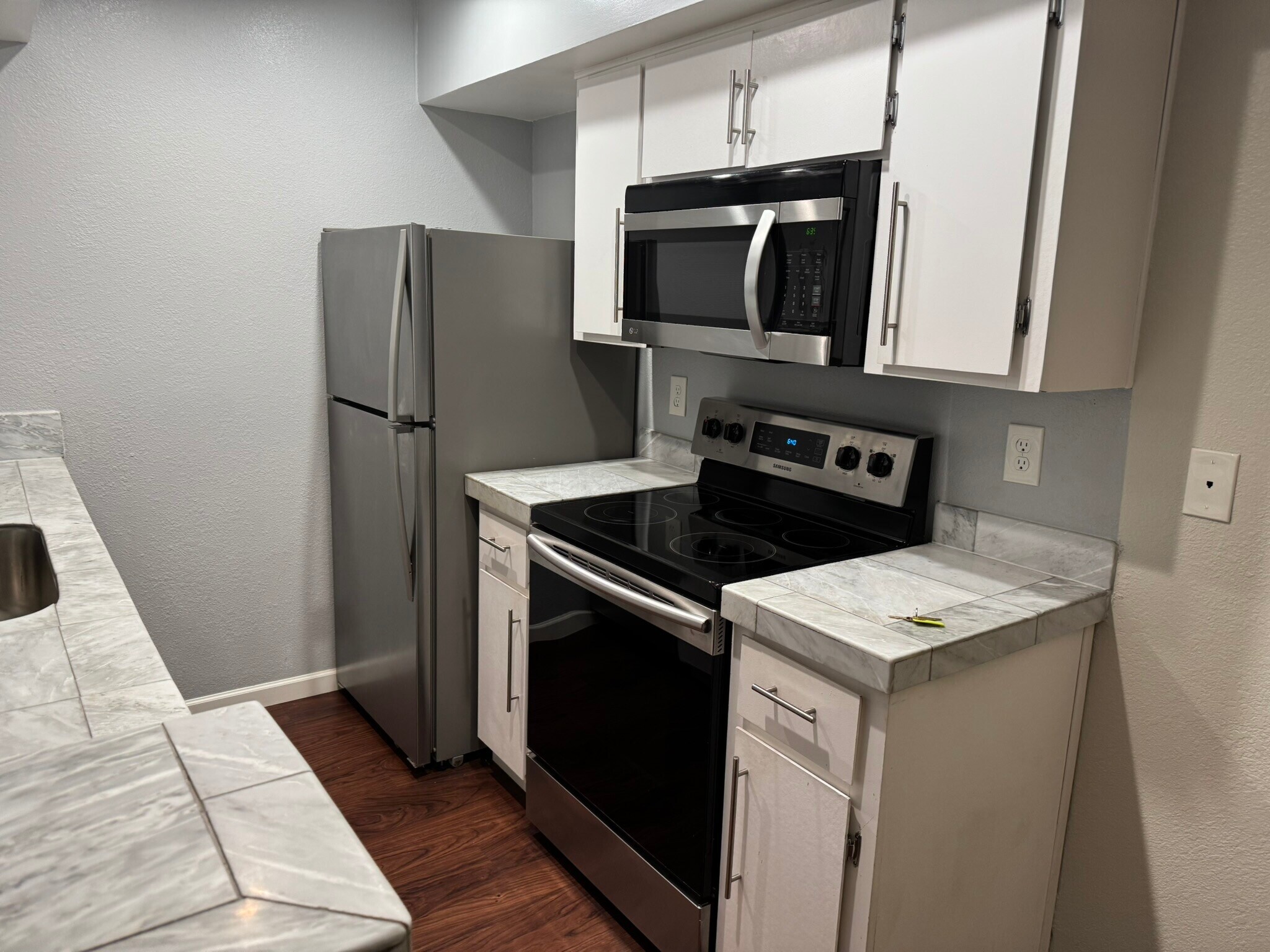 Stainless & black appliances - 4444 E Paradise Village Pky N