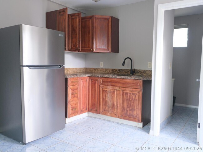 Building Photo - 438 Roseland Dr