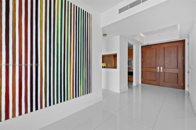 Building Photo - 1425 Brickell Ave