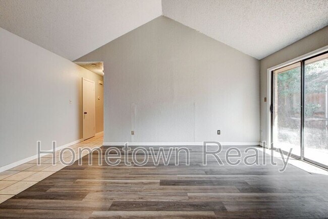 Building Photo - 1713 Hillcrest Dr
