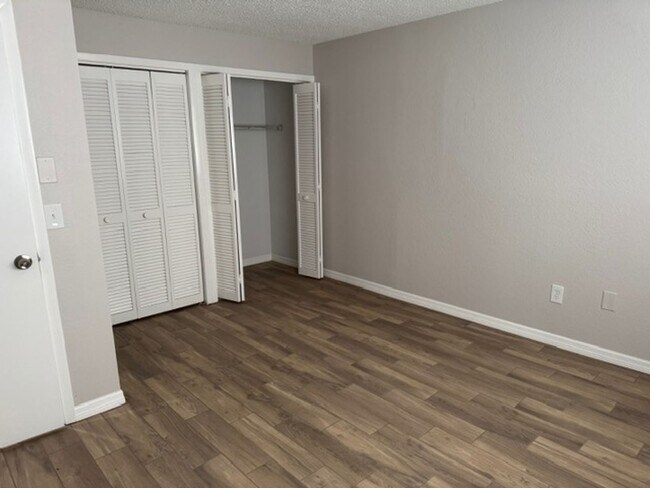 Building Photo - Spacious 3BR/2BA Duplex – Fresh Remodel, P...
