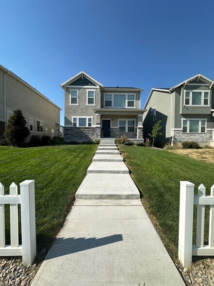 Building Photo - 2215 W Bluebird Dr