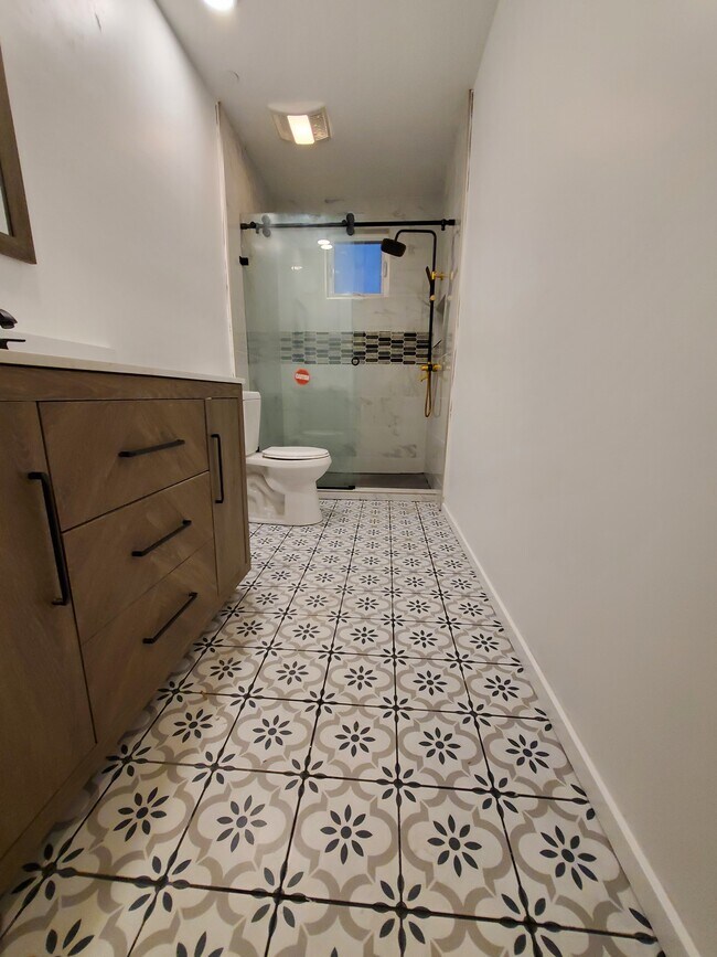 2520 Bathroom - 2520 Delaware St