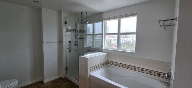 Building Photo - Modern 2 Bed, 2 Bath Condo in the Heart of...