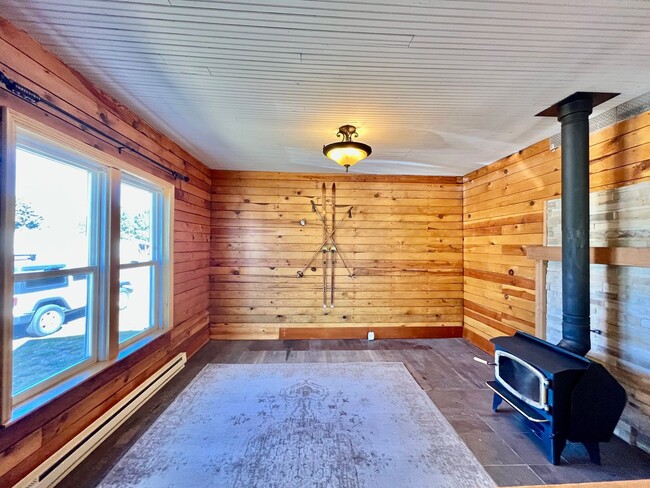 Building Photo - Charming Ronald Cabin Available through Ma...