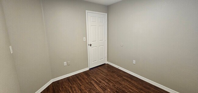 Building Photo - 1530 SW 19th Ave