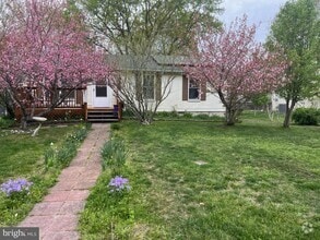Building Photo - 5913 Vine Dr