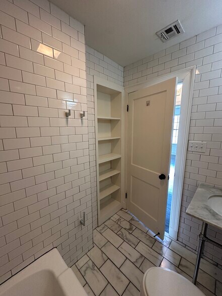 Building Photo - 772 Lakeland Dr