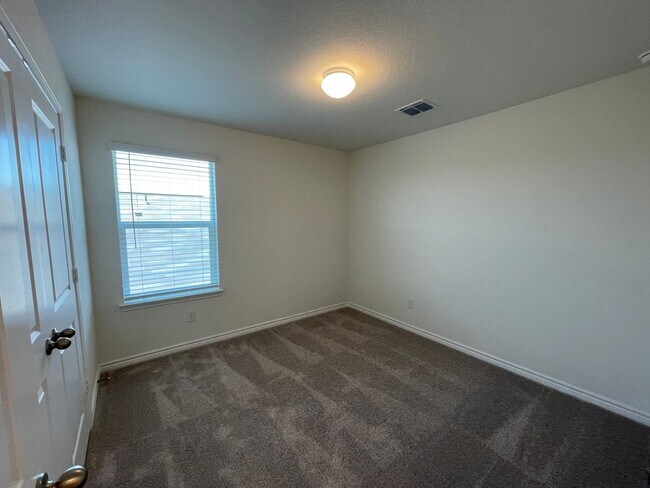 Building Photo - 4 Bdrm Home in Legend Heights, NBTX