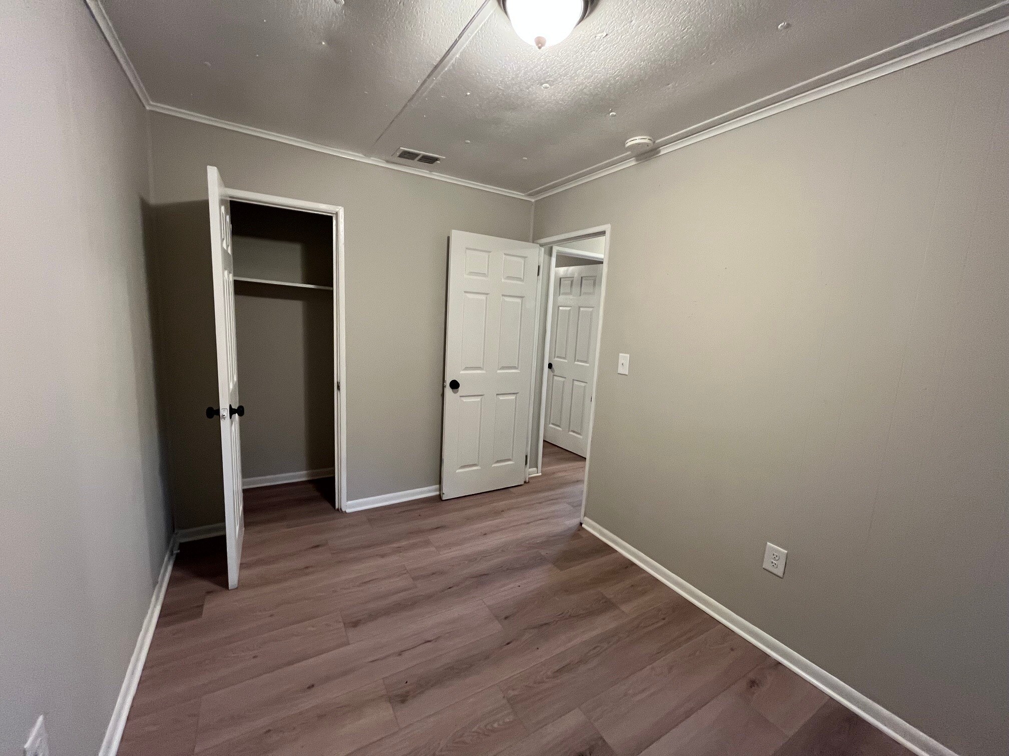 Building Photo - 5909 Leone Dr W